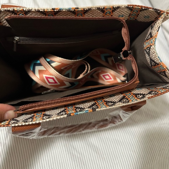 Southwest Design Crossbody - Picture 5 of 6